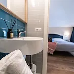 Kiss Hotel 2*