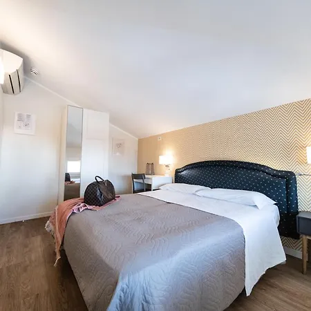 Kiss Hotel 2*